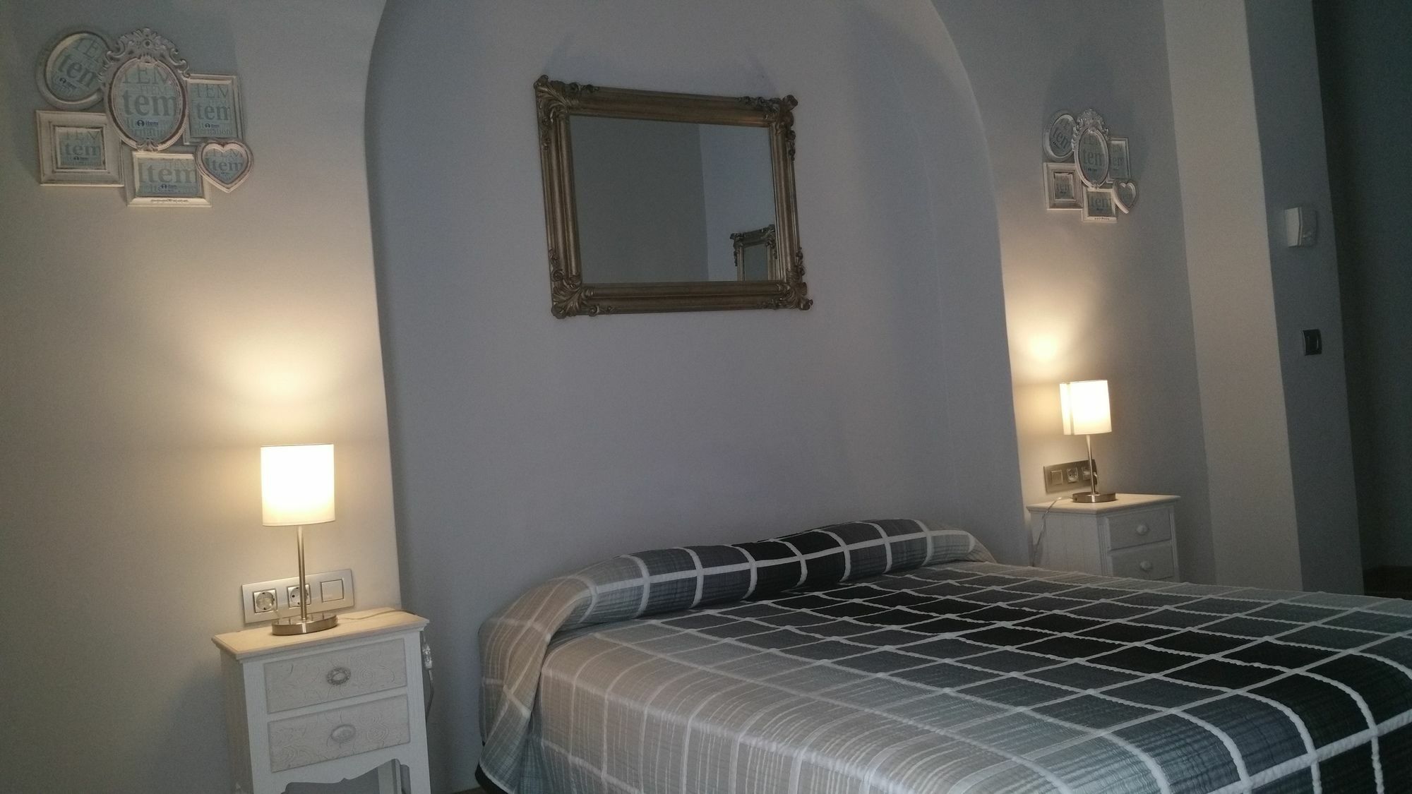 Hostal Mimi Las Ramblas Barcelona Exterior foto